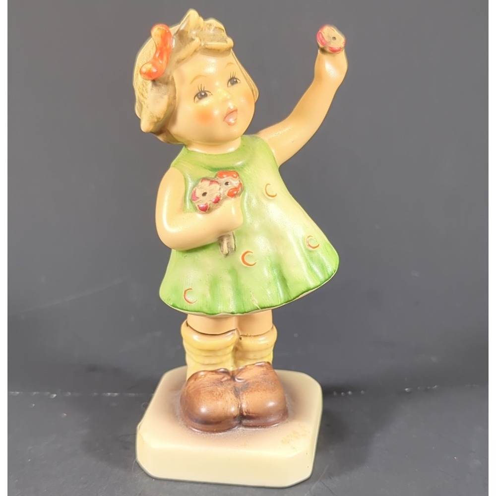 Goebel M.I. Hummel Club Girl Figurine Green Dress "Herzlich Willkommen" 10/86